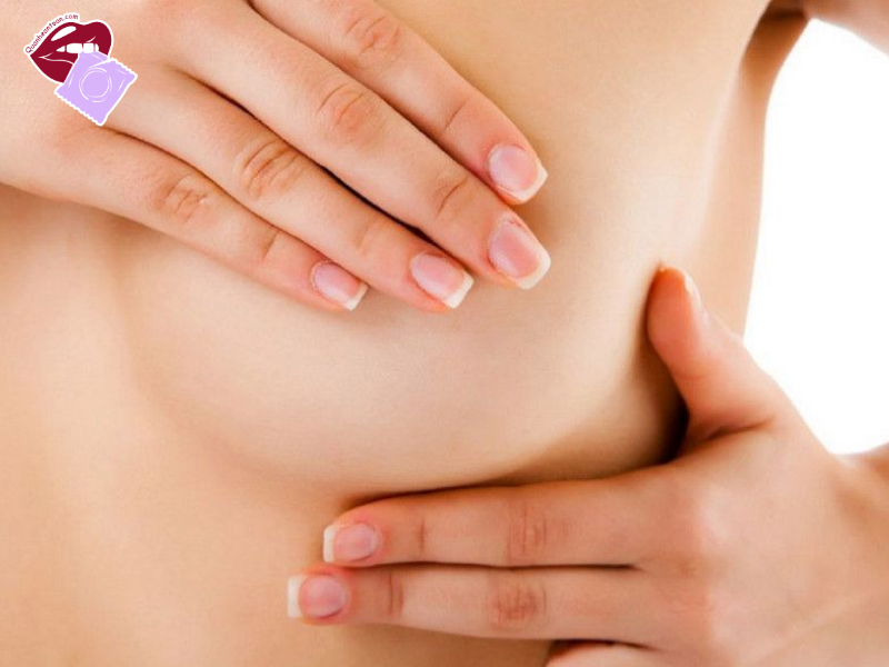Chạm nhẹ vùng ngực và núm vú